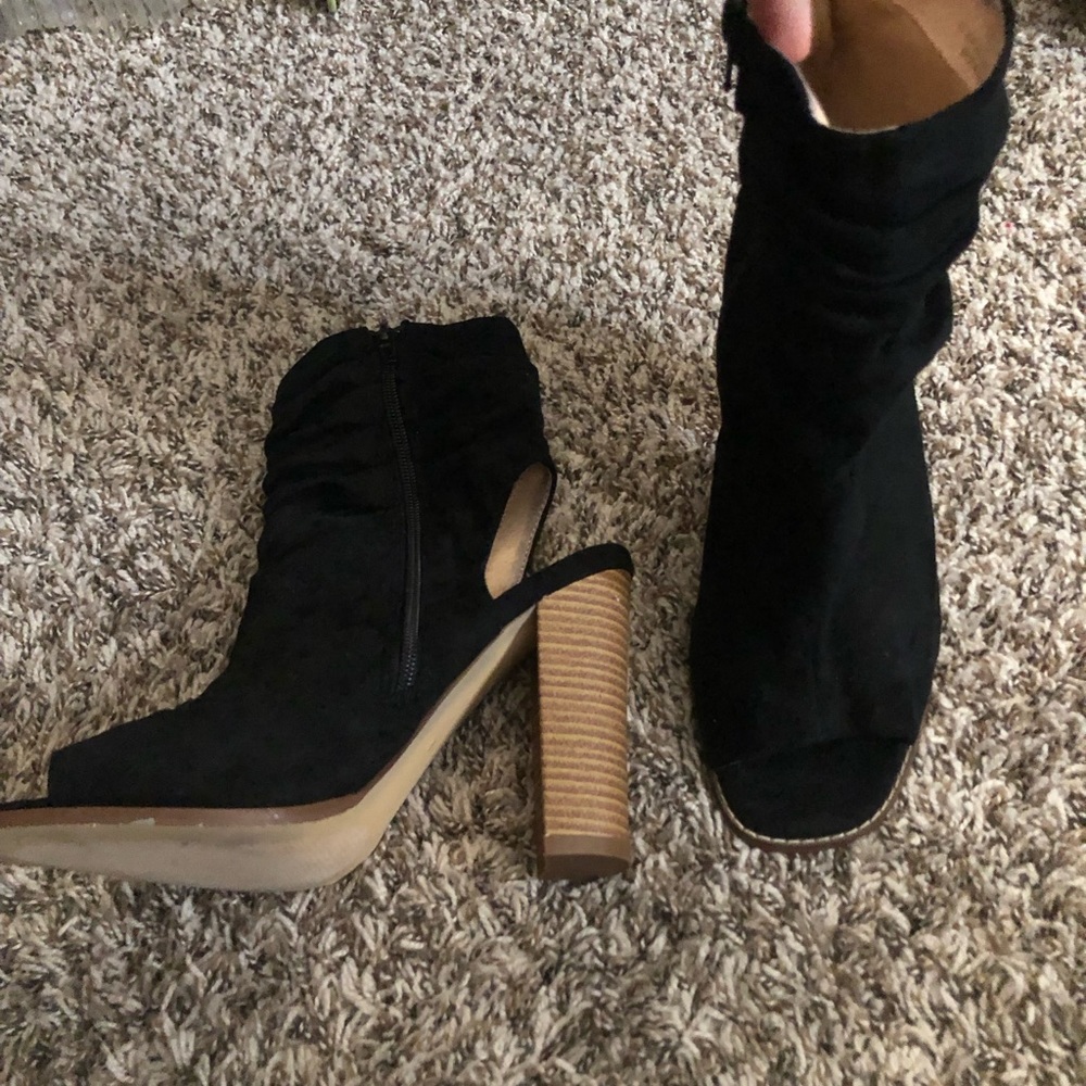 LuLu’s 8.5 open heel/toe boots
